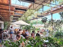 Extensive garden and courtyard seating