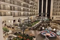 Free airport shuttle and proximity to downtown Dallas and Grapevine