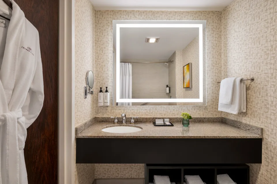 Crowne Plaza Edison, an IHG Hotel 4