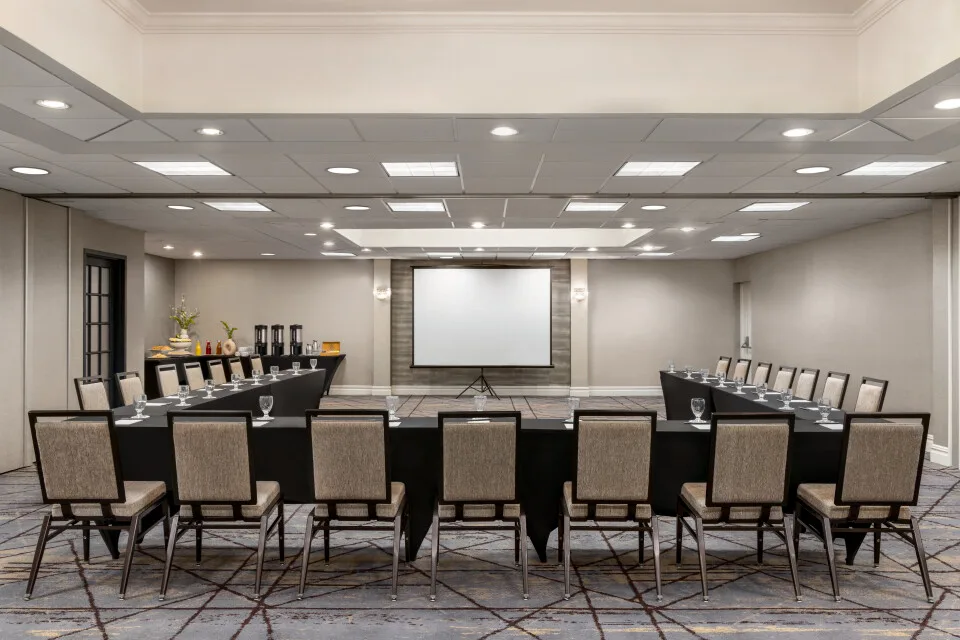 Crowne Plaza Edison, an IHG Hotel 5