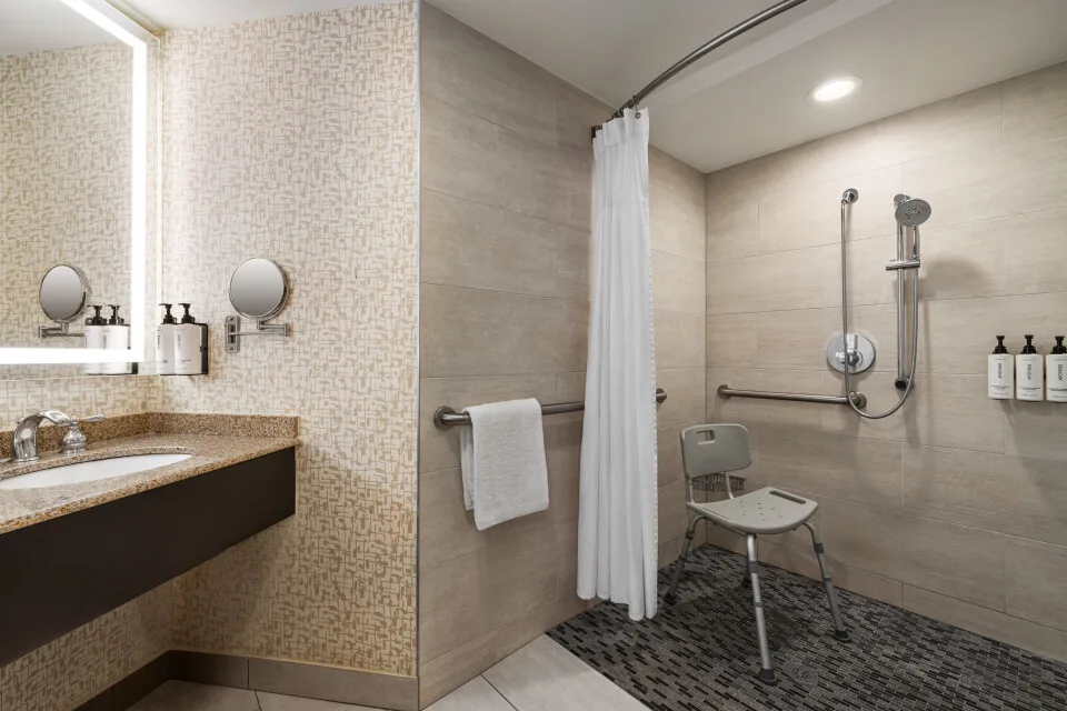 Crowne Plaza Edison, an IHG Hotel 3