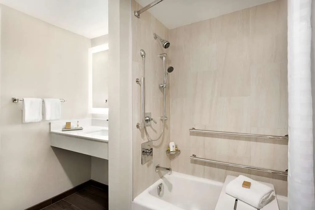 DoubleTree by Hilton McLean Tysons 3