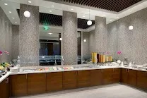 Restaurant with consistently replenished continental breakfast and quality bar