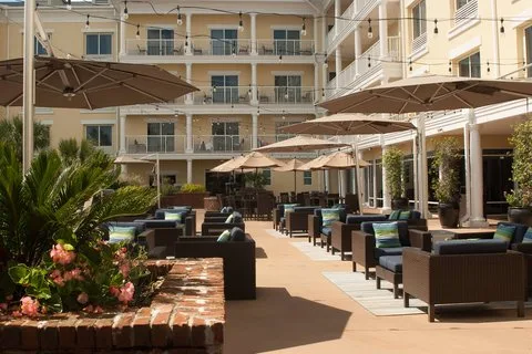 Courtyard by Marriott Charleston Waterfront 2