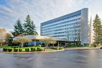 Close proximity to Southcenter Mall and dining options