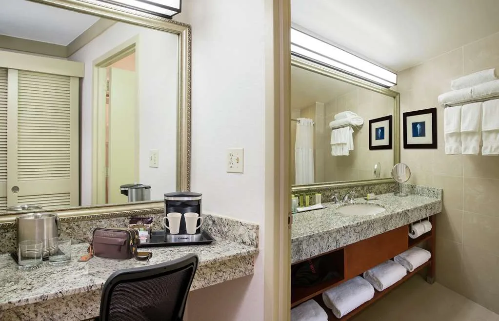 DoubleTree by Hilton Hotel Miami Airport & Convention Center 4