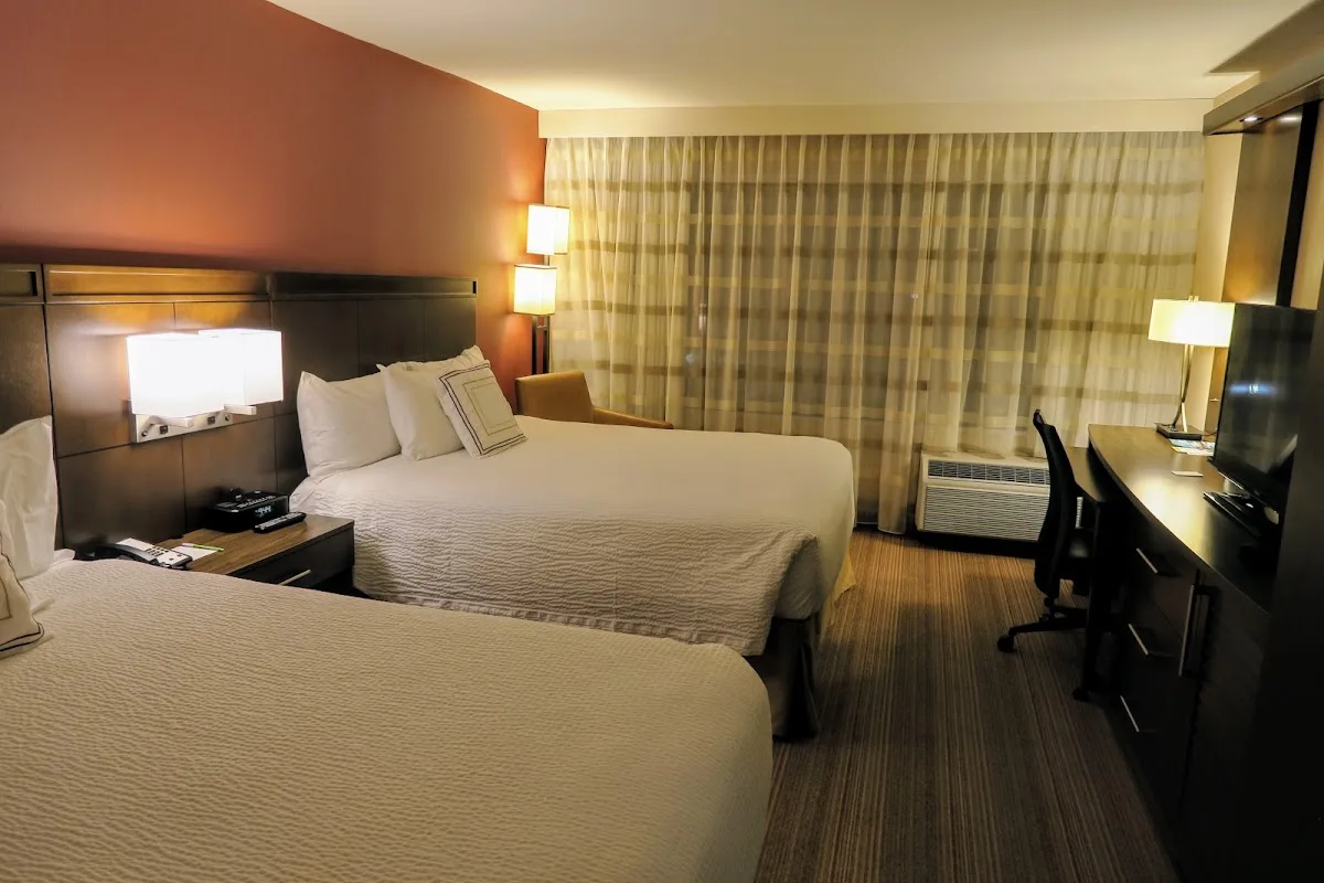 Courtyard by Marriott Los Angeles Woodland Hills 2