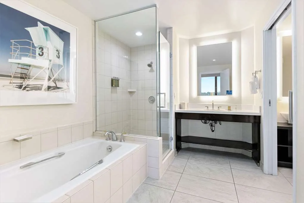 DoubleTree by Hilton Hotel San Diego - Mission Valley 5