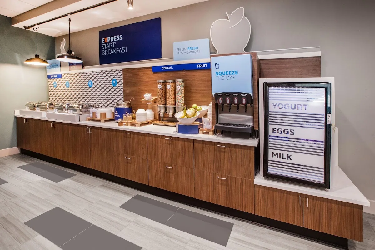 Holiday Inn Express & Suites Albany Airport Area - Latham by IHG 5