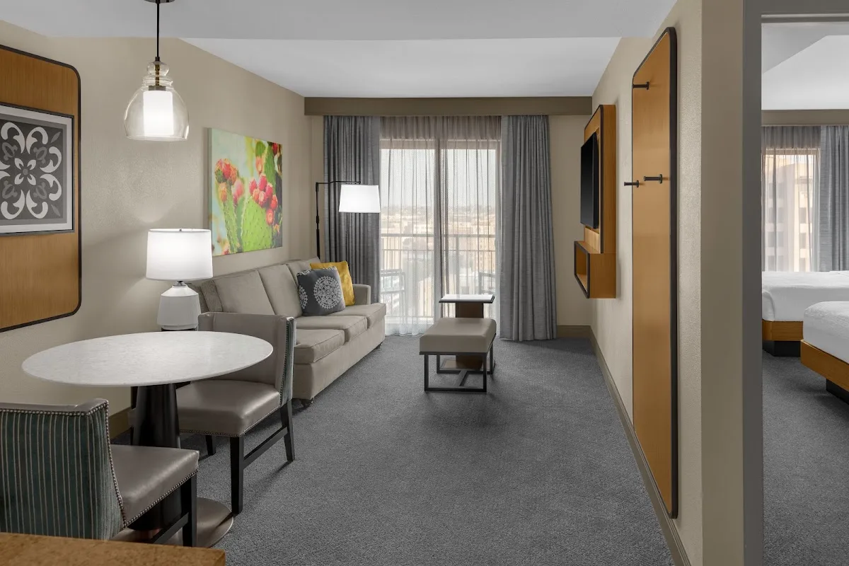Embassy Suites by Hilton San Antonio Riverwalk Downtown 4