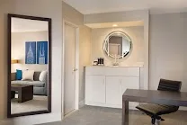 Upmarket all-suite lodging