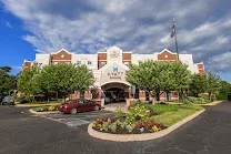 Close to business centers, restaurants, and shopping malls