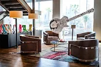 Prime Sunset Strip location near iconic venues