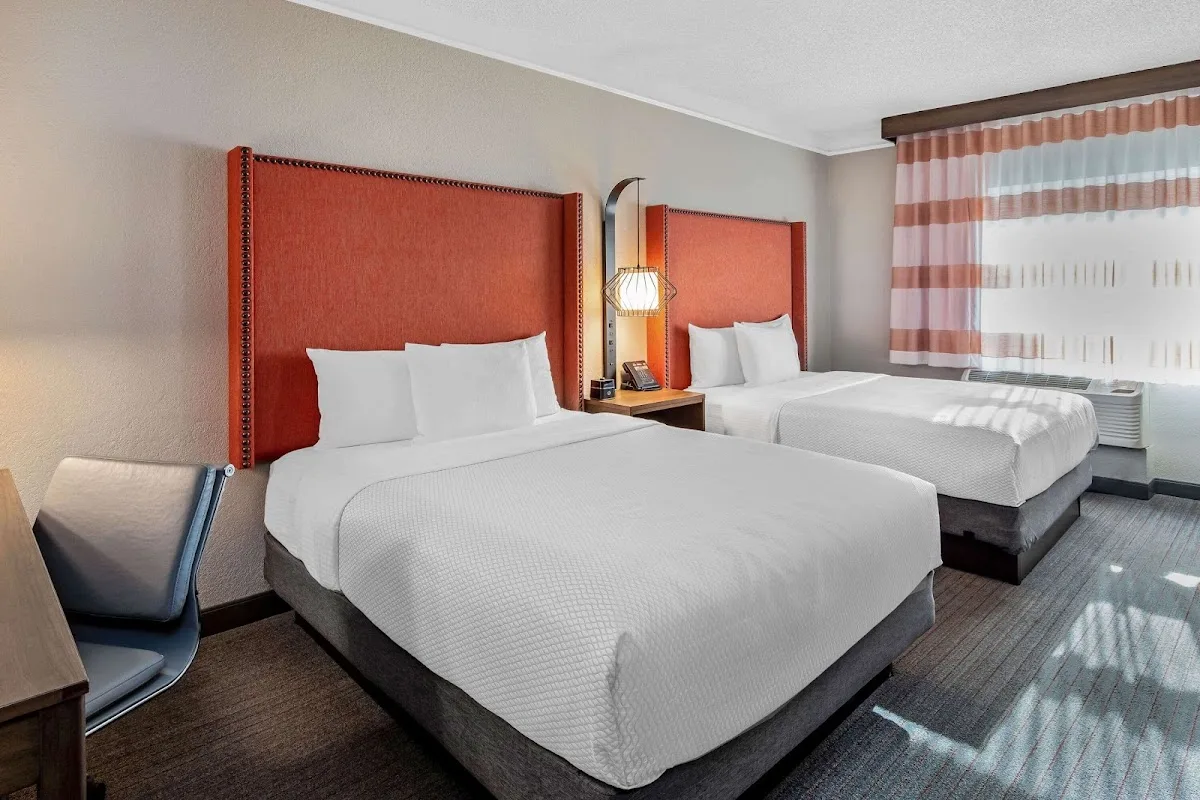 La Quinta Inn & Suites by Wyndham San Francisco Airport West 3
