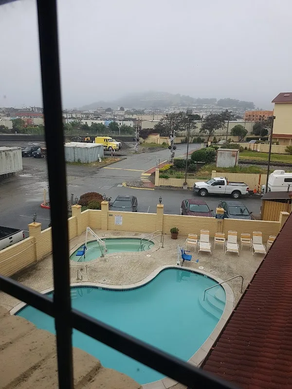 La Quinta Inn & Suites by Wyndham San Francisco Airport West 4