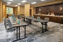 Meeting space with restaurant and bar
