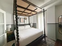 Luxurious four-post beds