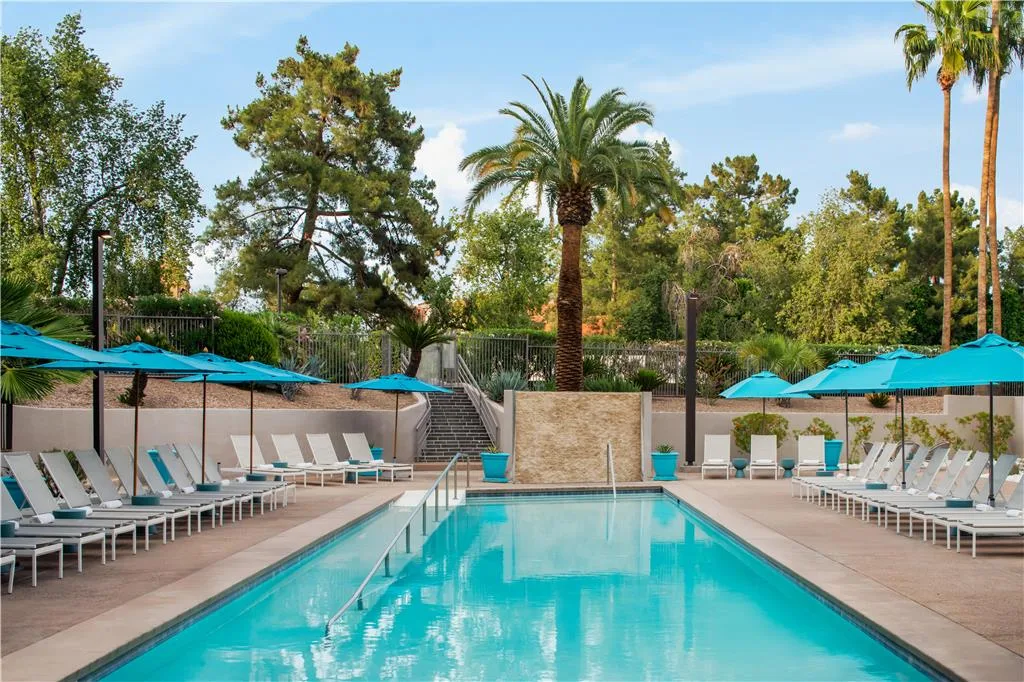 Embassy Suites by Hilton Phoenix Biltmore 4