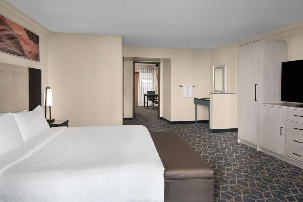Embassy Suites by Hilton Phoenix Biltmore 3