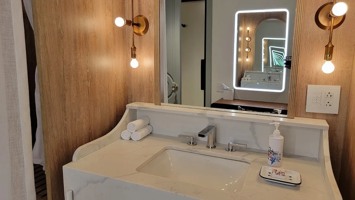 Virgin Hotels New Orleans 4