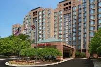 Proximity to O'Hare Airport and dining options