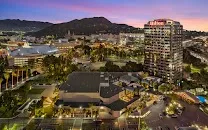 Proximity to Universal Studios with shuttle access